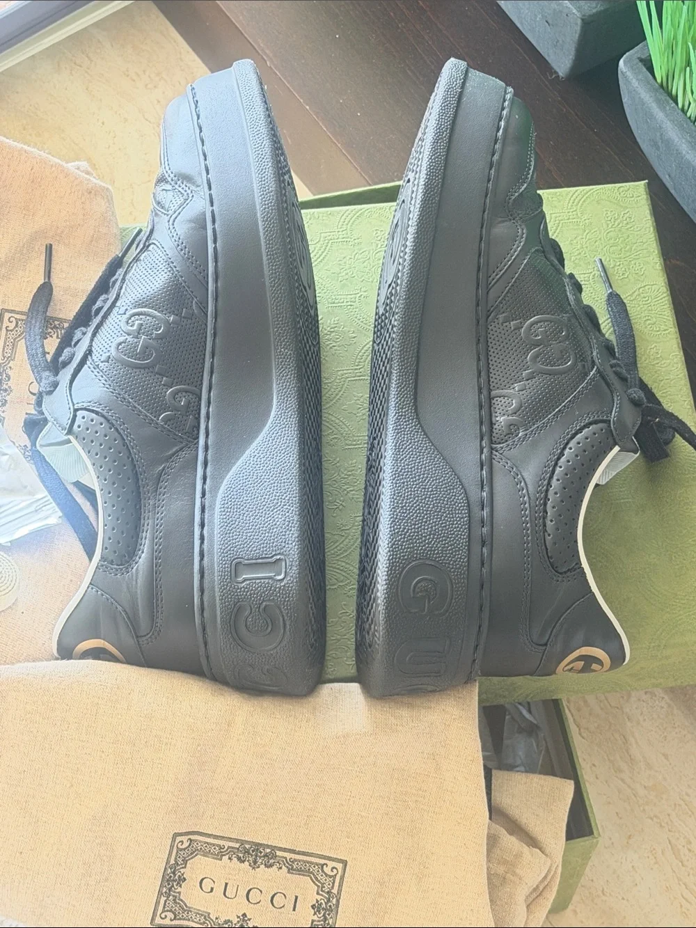 GUCCI 669582 1XL10 Black GG Emboss Leather Men's Sneakers